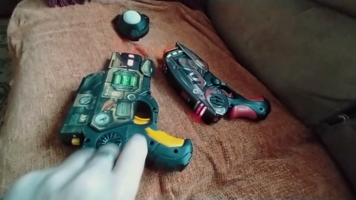 WowWee Light Strike Laserpistole Konvolut 2 Blaster & 1 Zielscheibe - Video 1 von 1