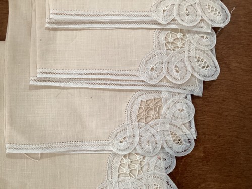 set table cloth 43 x 40” and 6 napkins 12x12” with battenburg lace Belgium? - Picture 3 of 8