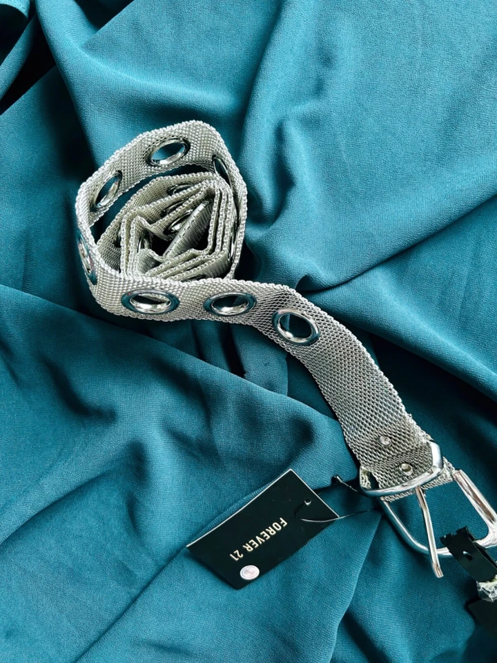 forever 21 cinturón plata Foto 2 de 4