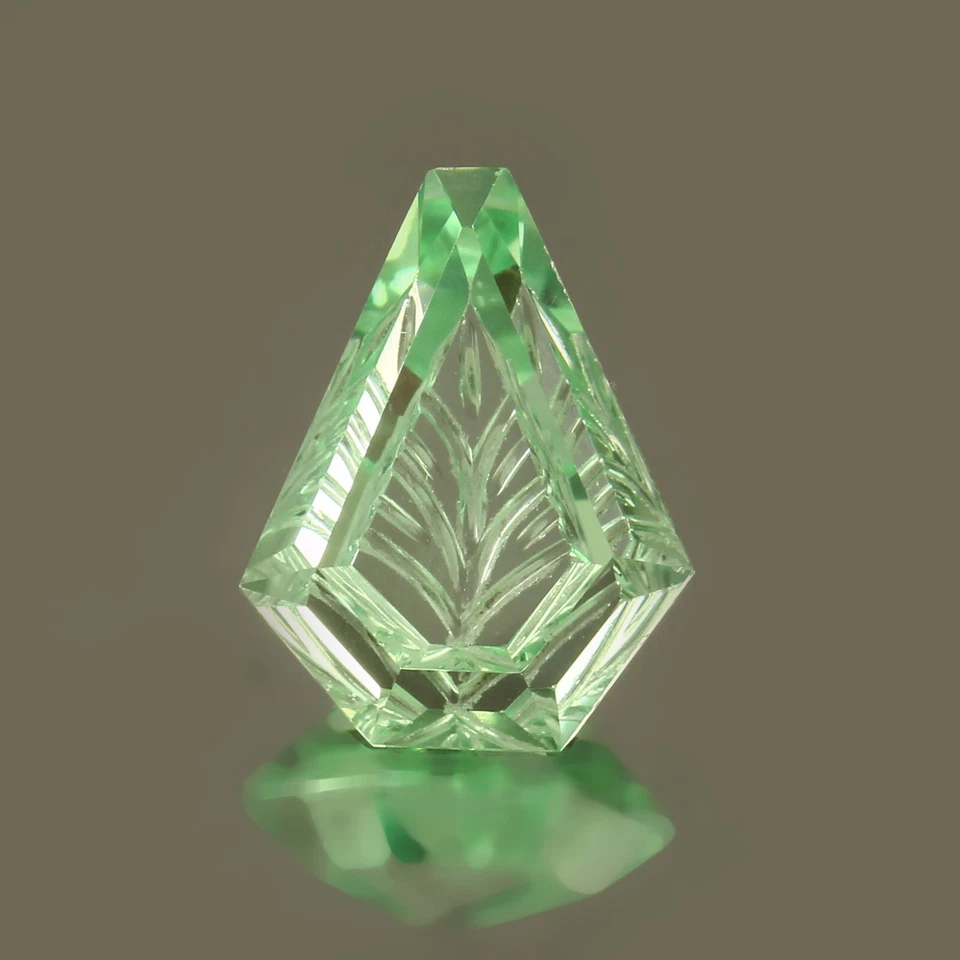 Piedra preciosa suelta tallada fantasía zafiro verde real natural de 26,80 quilates Foto 3 de 4