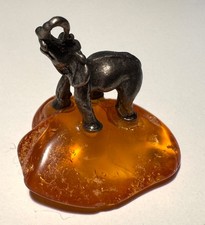 kleiner Metall Elefant auf Bernstein Figur Setzkasten