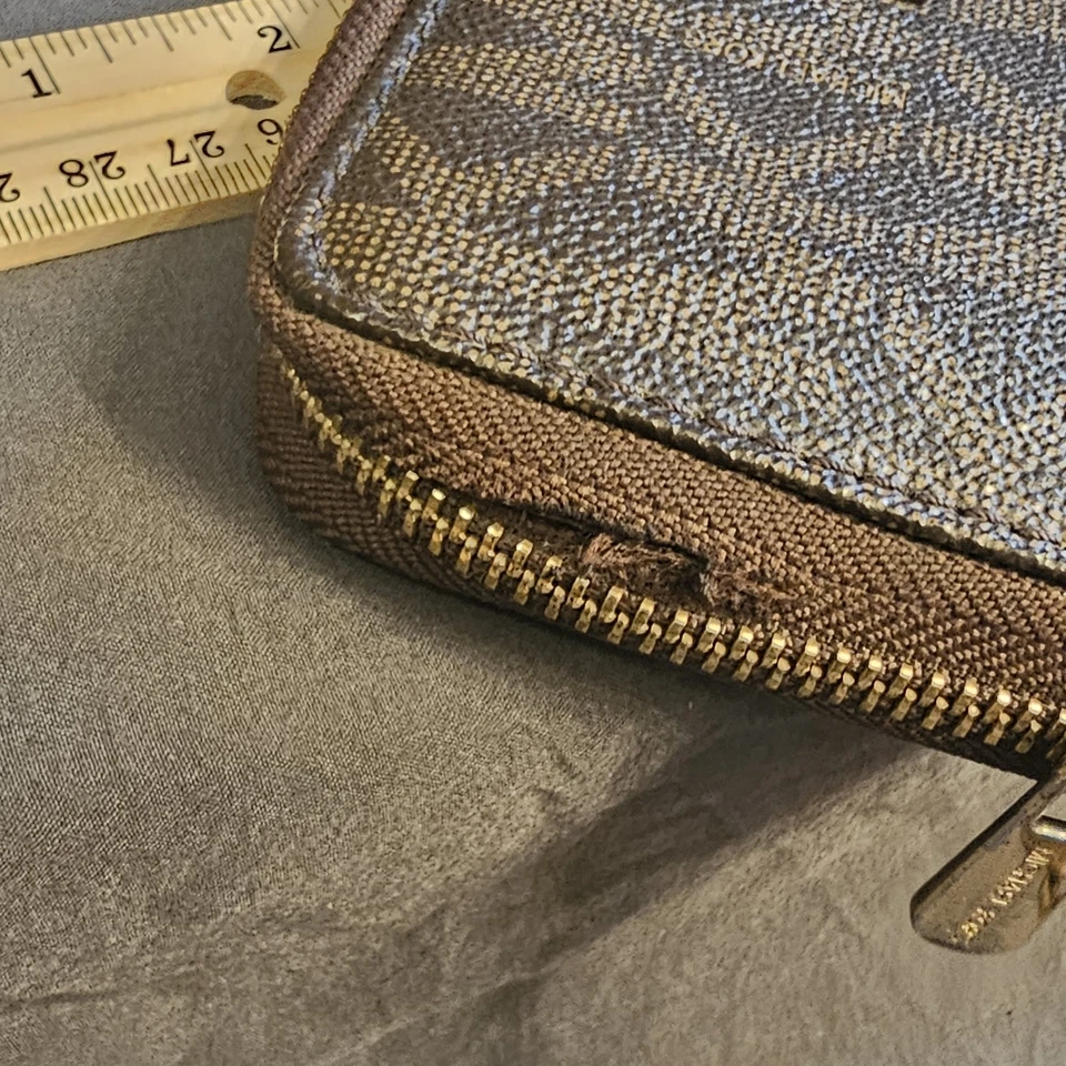 Muñequera MK Michale Kors marrón con logotipo OS Foto 3 de 4