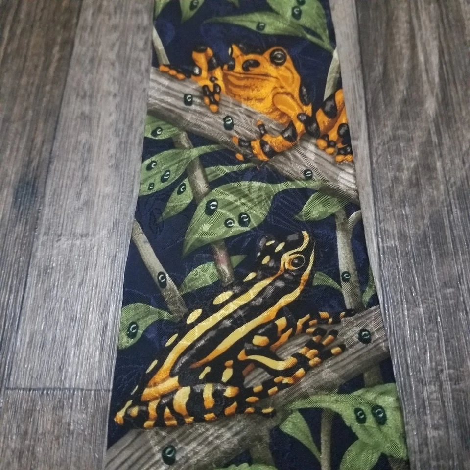 Corbata de seda de ranas de especies en peligro de extinción hecha en EE. UU. Foto 3 de 4