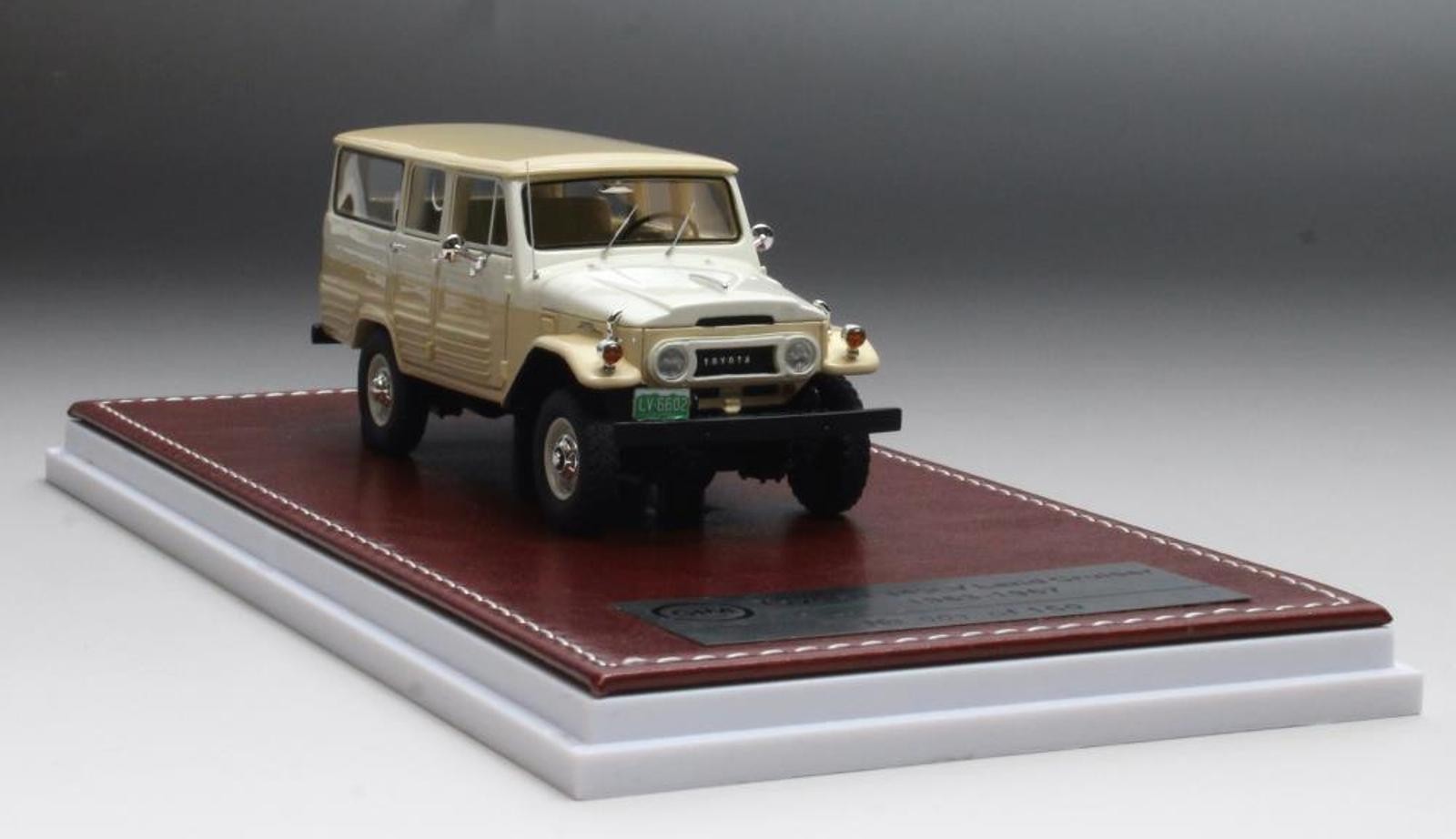 Toyota FJ45 Land Cruiser 1:43, l'icône vintage beige pour votre vitrine
