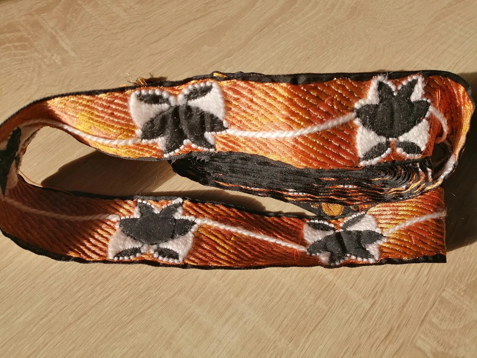 magnifique galon (4 cm sur 3,30 m) broderie dorée sur soie noire - Photo 2/2