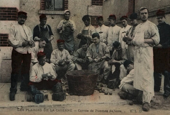 CPA Militaria - Les Plaisirs de la Caserne - Corvée de Pommes de Terre - Photo 1/2
