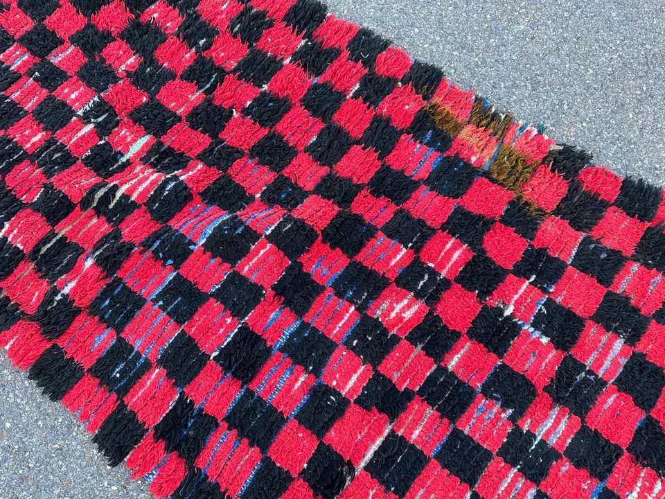 Alfombra de corredor tejida a mano marroquí roja y negra a cuadros - Diseño geométrico audaz Foto 4 de 4