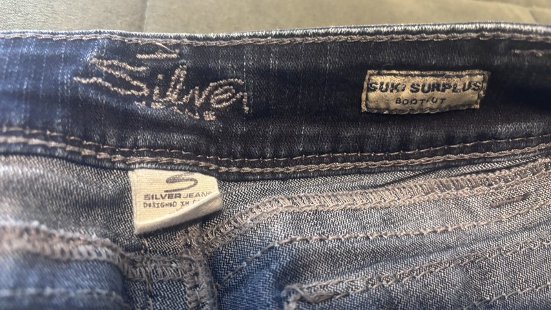 Silver Jeans Suki Capri Womens Size 34/32 Dark Wash Stretch Mid Rise Blue Denim