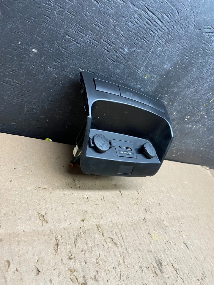 2011-2013 Kia Sorento Center Console Aux USB Power Outlet T6318 DG - image 2 of 4