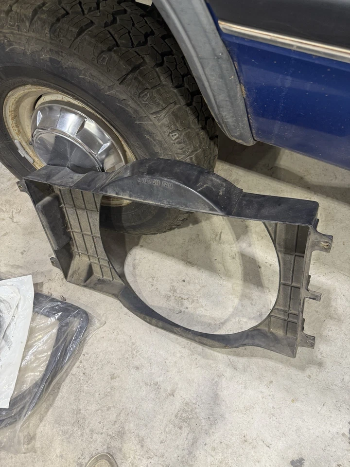 Cubierta del ventilador de refrigeración Cummins 89-91 Dodge Ram 5,9 L 12 V sin intercooler D350 W250 Foto 2 de 2