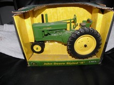 Trattore Ertl scala 1/16 2002 John Deere stile A nuovo con scatola - giocattolo pressofuso da collezione