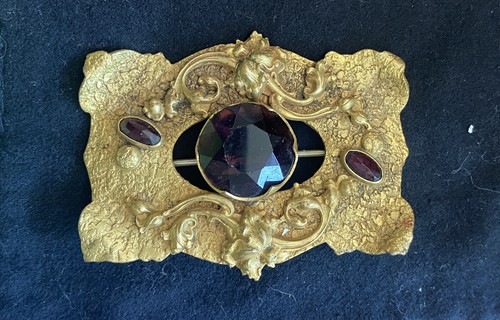 VICTORIAN ORNATE ANTIQUE PURPLE GLASS & BRASS SASH PIN BROOCH