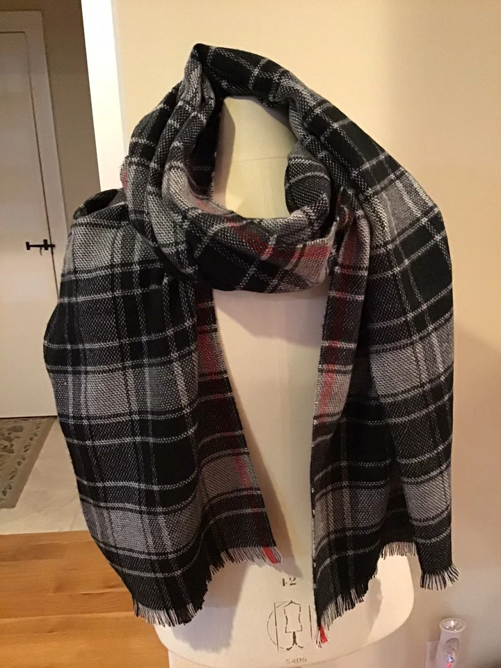 Bufanda a cuadros GAP gris, negra, roja nueva con etiquetas Foto 2 de 4