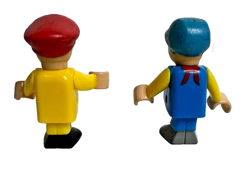 2 minifigure BRIO pompiere pompiere e direttore treno 2" Thomas & Friends - Foto 4 di 7