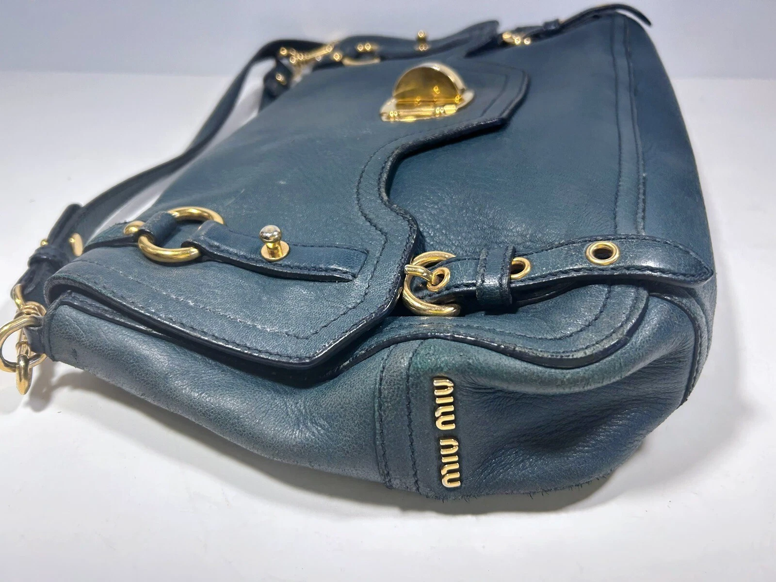 Borsa a tracolla Miu Miu Lake in pelle blu con patta a scatto