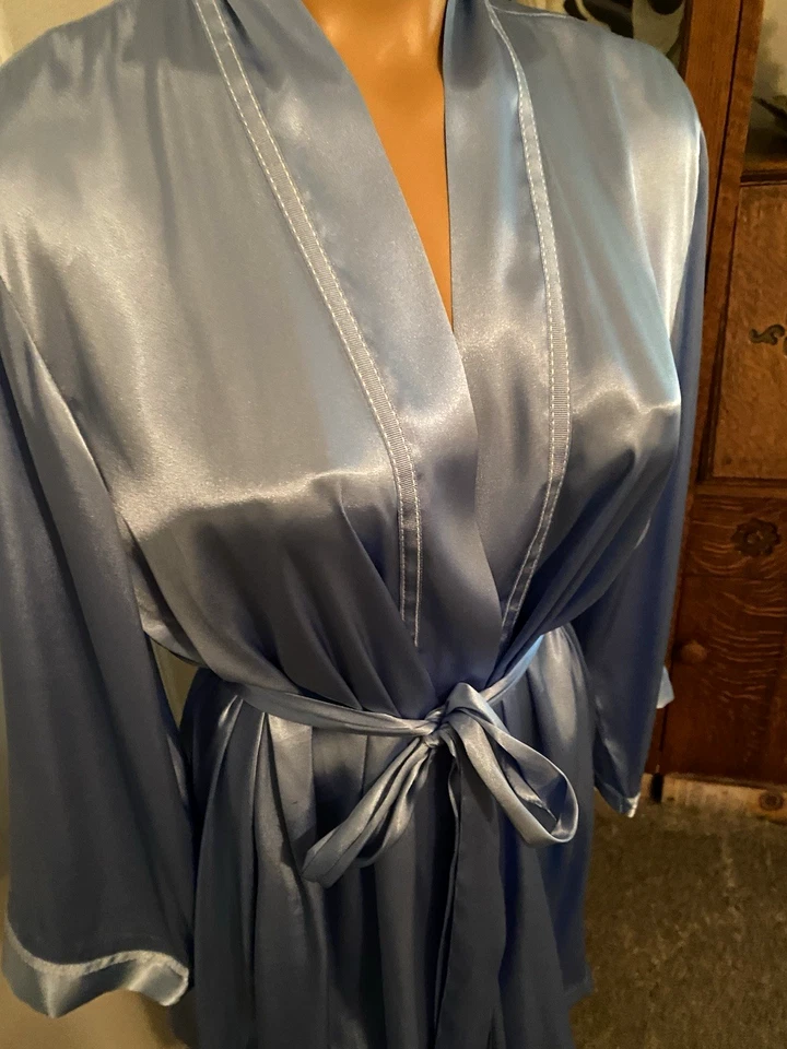MORGAN TAYLOR ÍNTIMATES PERIWINKLE AZUL SATINADO CON CINTURÓN ADJUNTO BATA CORTA TALLA M Foto 4 de 4