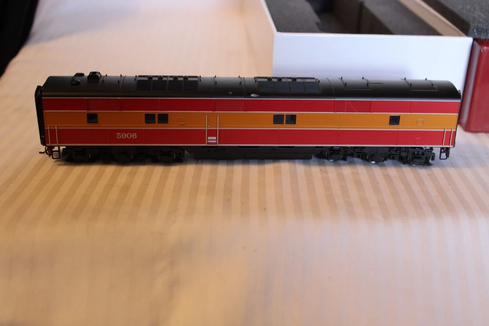 HO Scale Broadway Ltd., EMD E7B Loco Southern Pacific, Daylight #906 DUMMY - Image 4 of 4