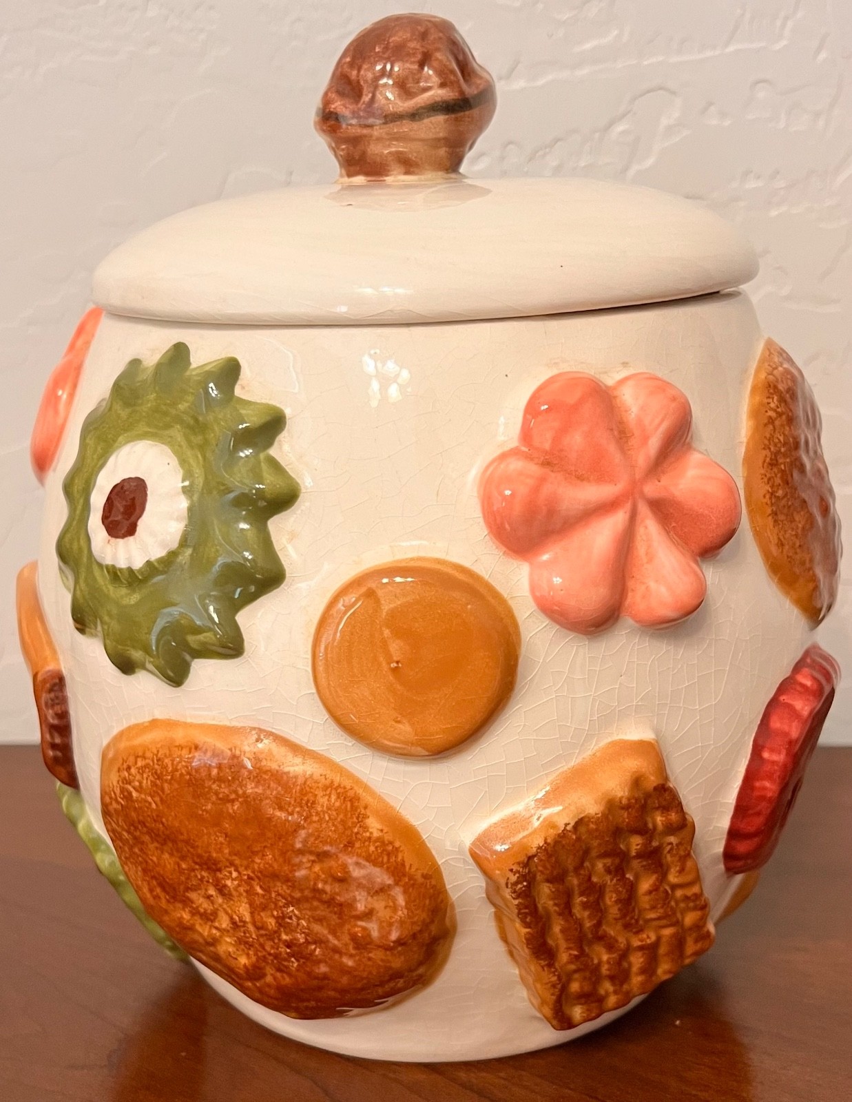 VTG LOS ANGELES POTTERIES “COOKIES ALL OVER” w/Walnut Lid Cookie Jar