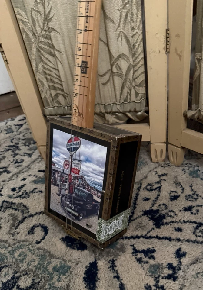 Guitarra Cigarrillo Eléctrica Personalizada de 3 Cuerdas con Conector de Salida Foto 3 de 4