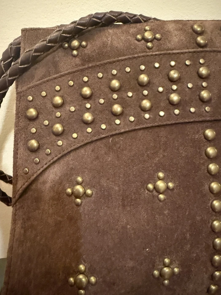 SCULLY 巧克力麂皮绒铆钉皮革单肩包带编织肩带,轻度使用 — 第 2/4 张图片