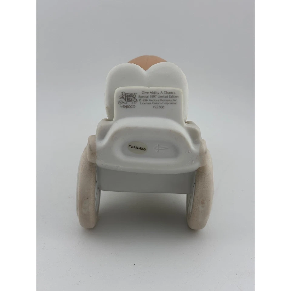 Figura de baloncesto Precious Moments Give Ability A Chance Boy en silla de ruedas 1996 Foto 3 de 3