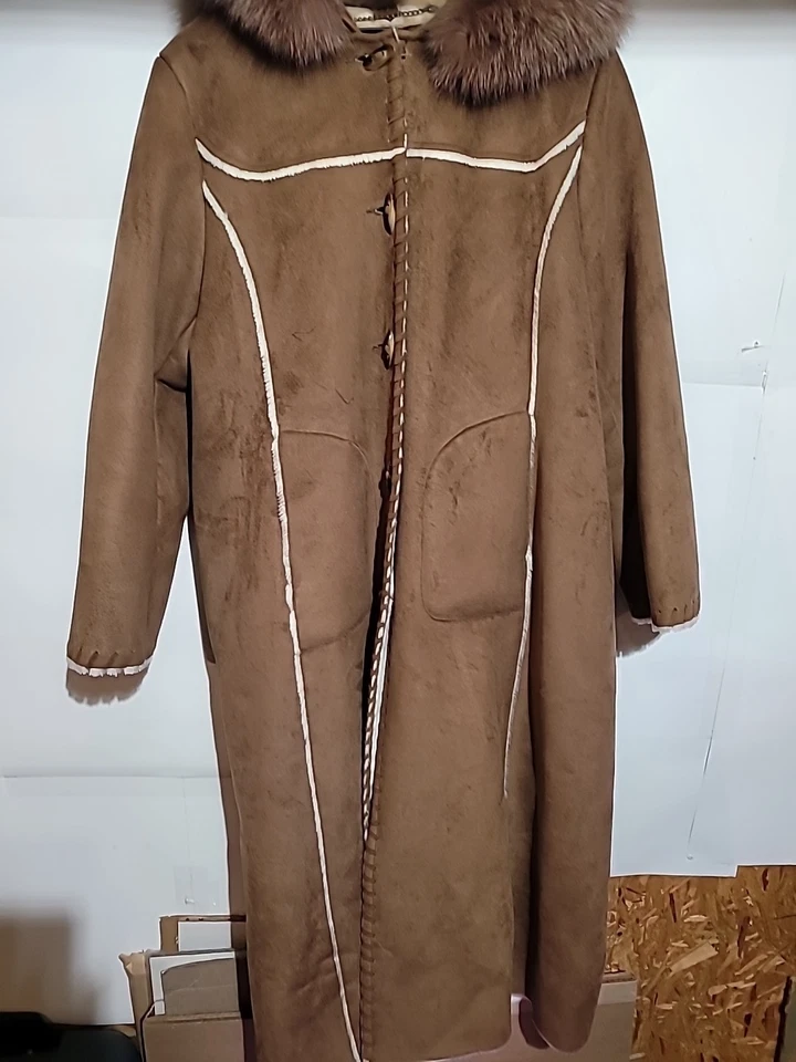 Abrigo largo de gamuza marrón Wilson para mujer manga larga hermoso abrigo con capucha de piel. Foto 4 de 4