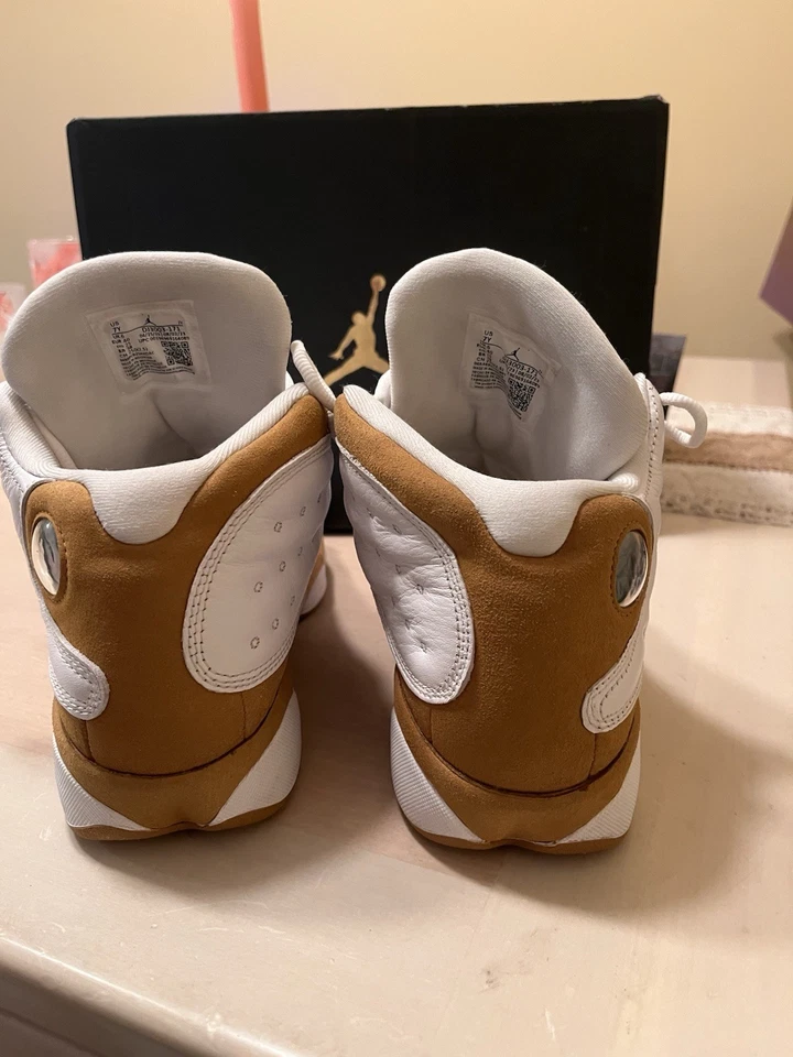 Air Jordan 13 Talla 7y Niños Par Limpio Con Caja Original ¡Envío Al Día Siguiente! Color Trigo Foto 3 de 4