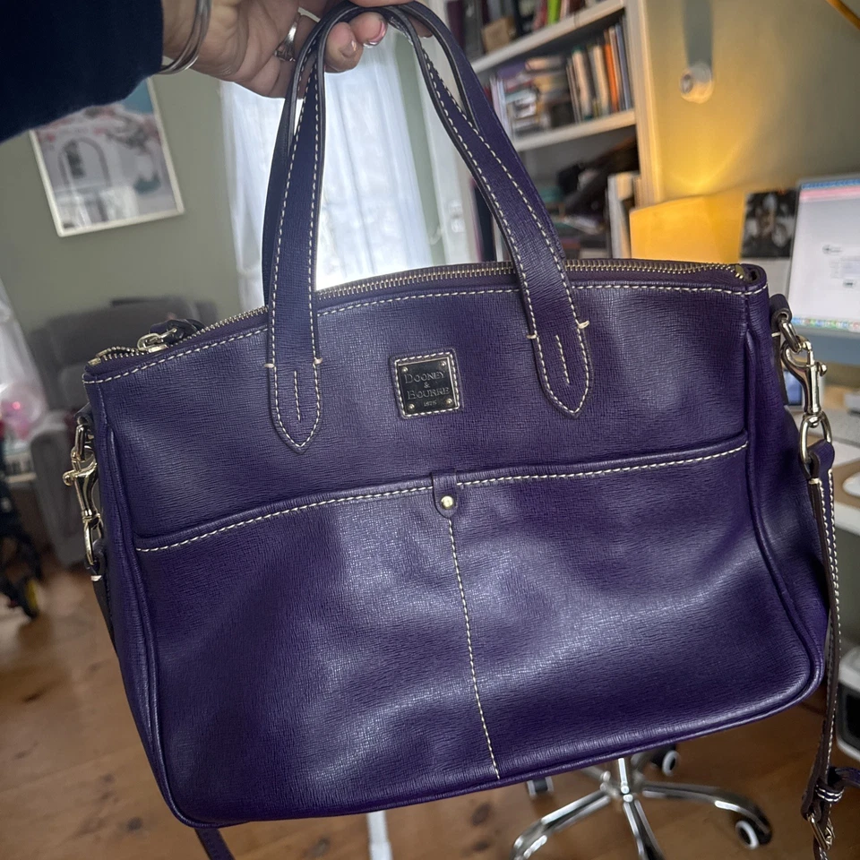 Bolso de Mano Dooney & Bourke Cuero Guijarro Púrpura Forrado Borlas Cremallera Tachuelas Usado en Excelente Condición Defecto Foto 3 de 4