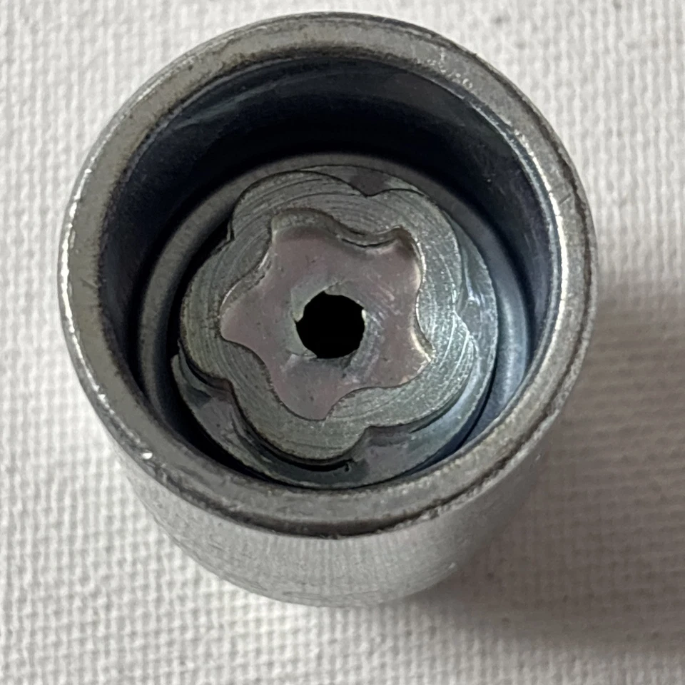 Llave de bloqueo de rueda de repuesto McGard (046600) (solo llave) Foto 2 de 4