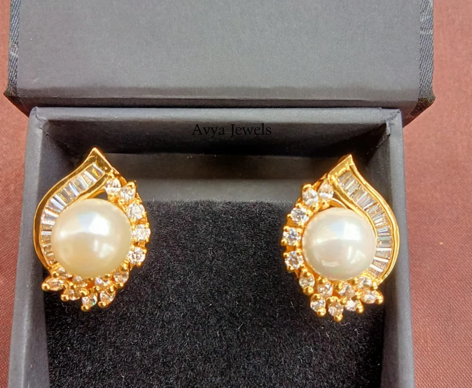 Pendiente trasero Omega de perlas de corte redondo creado en laboratorio de 4 quilates enchapado en oro amarillo de 14 k Foto 2 de 4