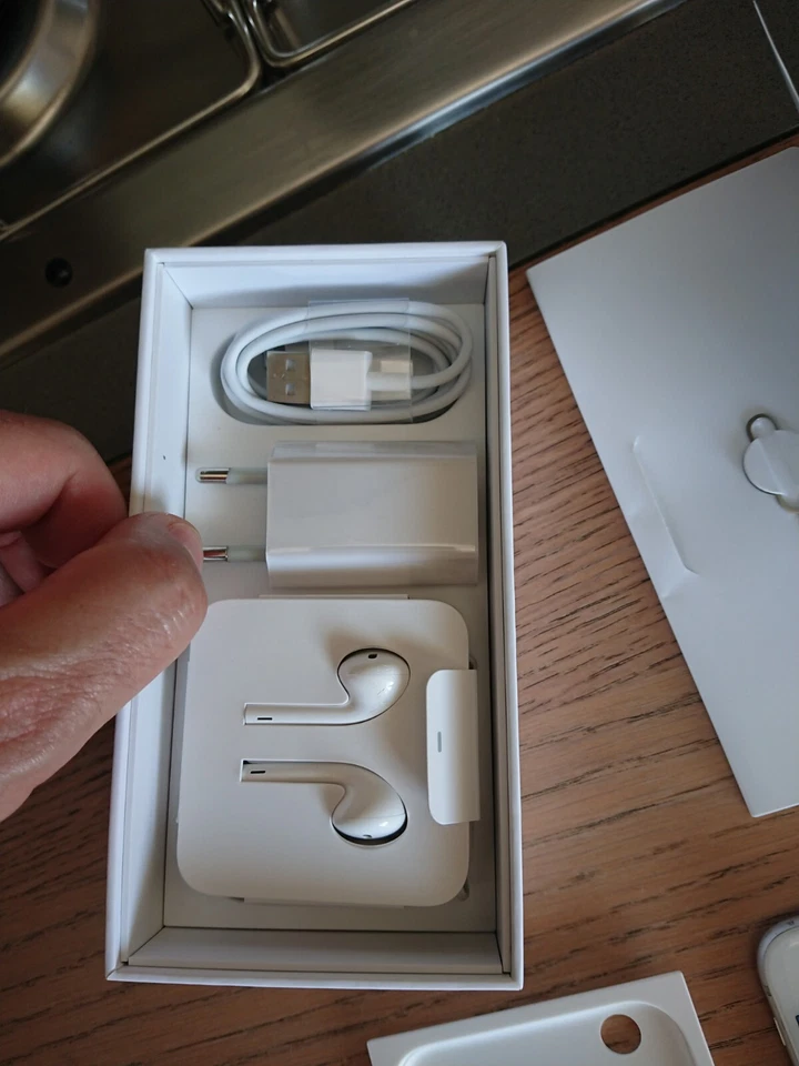 Apple iPhone 6 Silver 16gb In Scatola Con Accessori  - Immagine 2 di 4