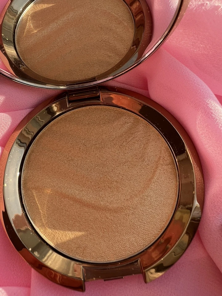 NEW BECCA COSMETICS Volcano Goddess Gold Lava Shimmering Pressed Highlighter - Image 2 of 4