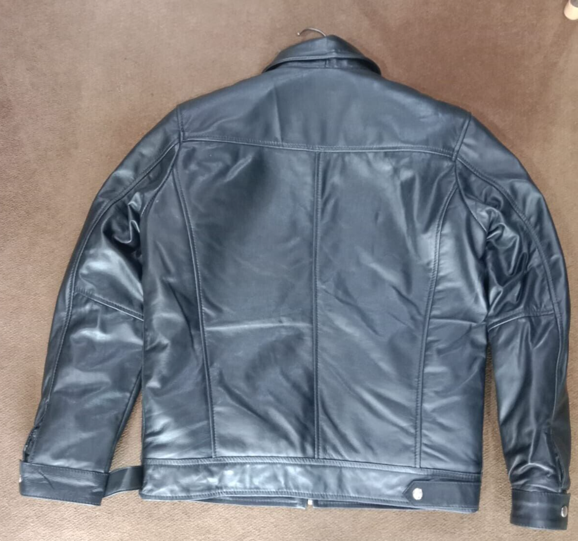 ALTRA "Classica giacca in pelle nera stile senza tempo per ogni occasione"