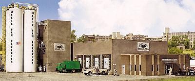 Walthers Cornerstone 933-2915 HO Scale Magic Pan Commercial Bakery -- Kit