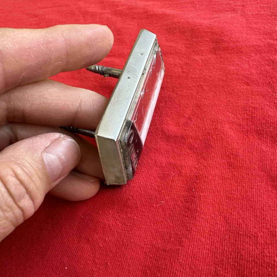 Chevrolet Camaro 1974 parrilla adorno emblema 341055 algunos daños en plástico Foto 4 de 4