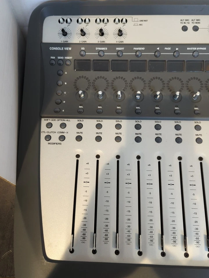 Digidesign Digi 002 Console PARTS ONLY POWERS ON - Image 2 of 4