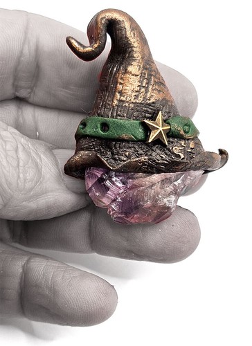 Broche sombrero de bruja con piedra energética amatista hecho a mano - Imagen 4 de 4