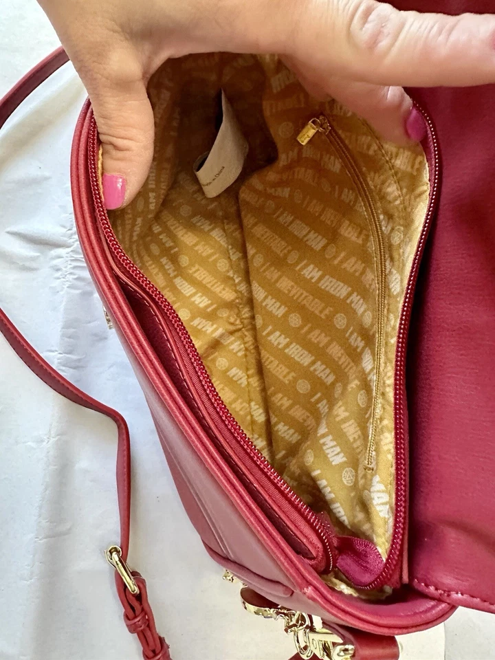 Cartera Bandolera Iron Man Infinity War con Piedras Infinitas y Herrajes Color Dorado Foto 3 de 4