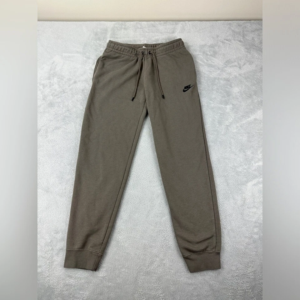 Pantalones deportivos Nike Essentials regulares de vellón gris oliva talla pequeña DX2320-040 para mujer Foto 3 de 4