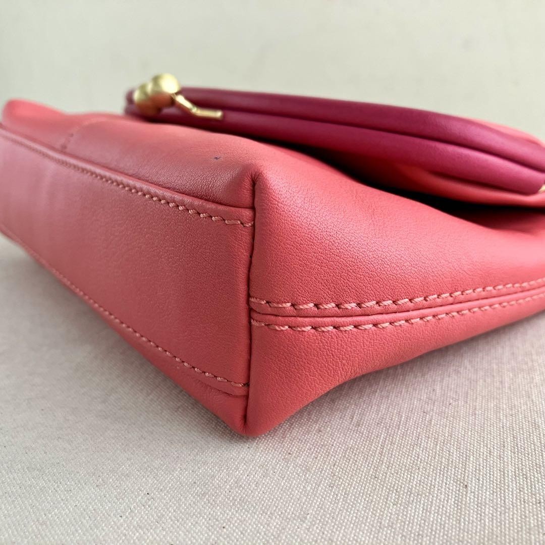 バッグ Coach Kiss Lock Handbag Pink Leather y2k COACH Pleated Pink Patent Leather Plaid Lining Kiss Lock