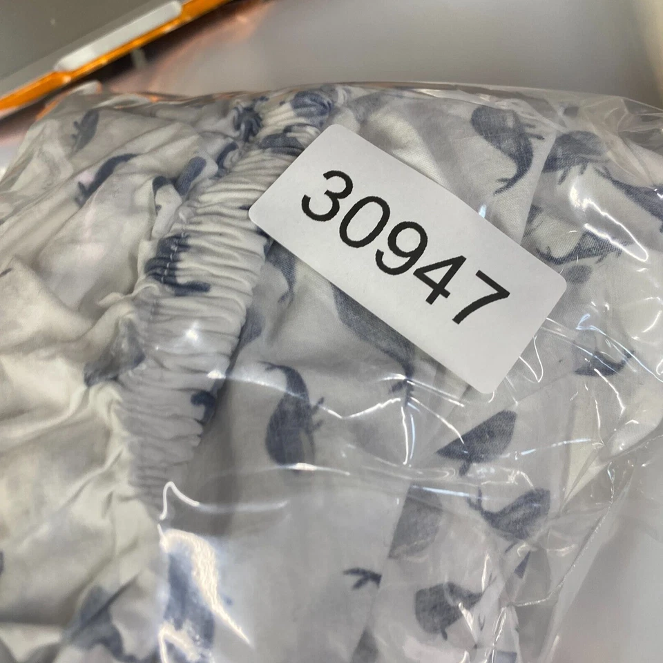 Sábana cuna Pottery Barn Kids Mermaids Cove algodón orgánico estampado de peces blancos Foto 4 de 4