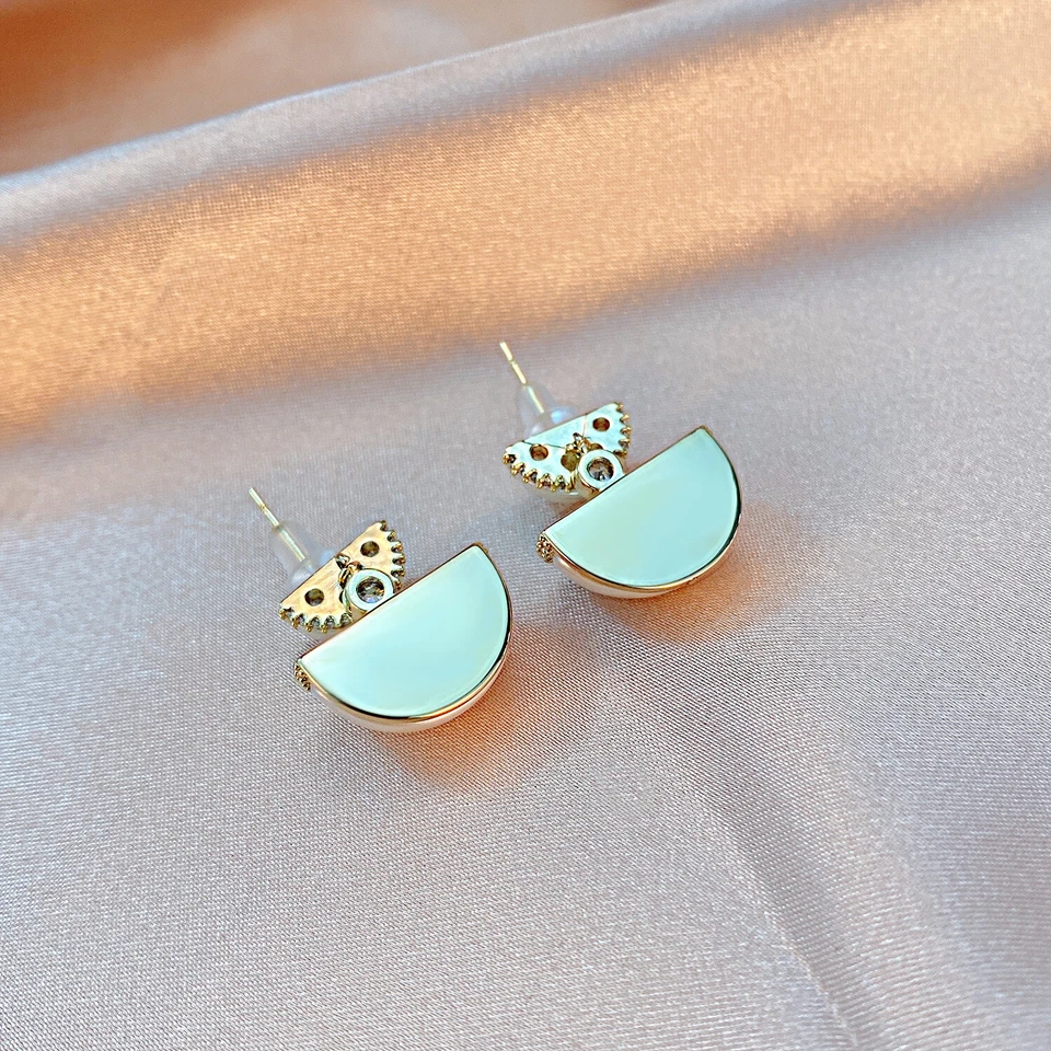 Pendiente redondo de circonita cúbica simulada enchapado en oro de 18 quilates para mujer Foto 4 de 4