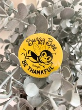 Vintage Buzzy Bee Be Thankful Pin Button Pinback Standard Publishing Made in USA