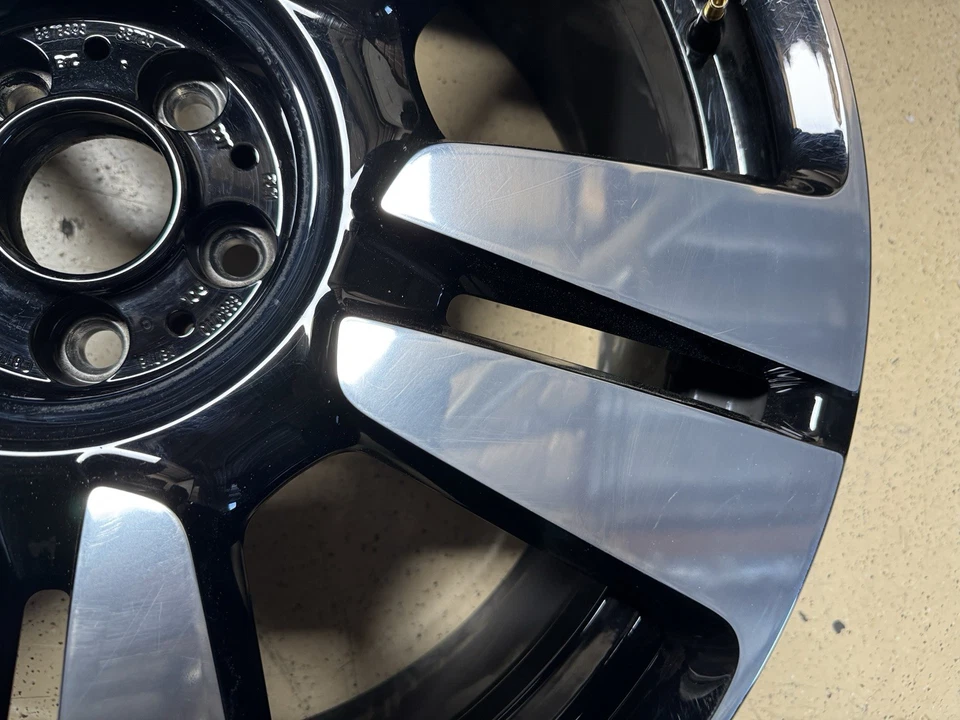 劳斯莱斯 Cullinan 22 x 8.5 原始设备制造商工厂前轮 — 第 2/4 张图片