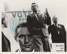 PETER FINCH LEGENDARY ACTOR “NO LOVE FOR JOHNNIE” HAND SIGNED PHOTO