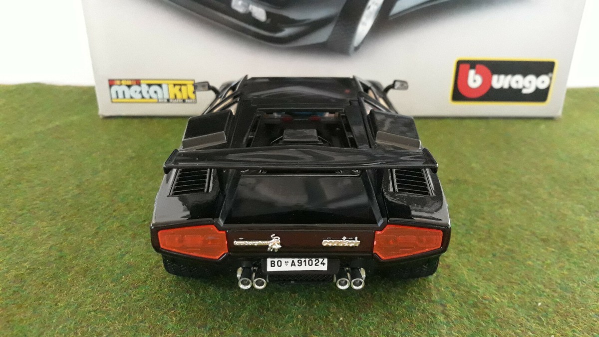 Bburago Lamborghini Countach (1988)黒 LAMBORGHINI COUNTACH 1988 noire au 1/18 d BURAGO voiture