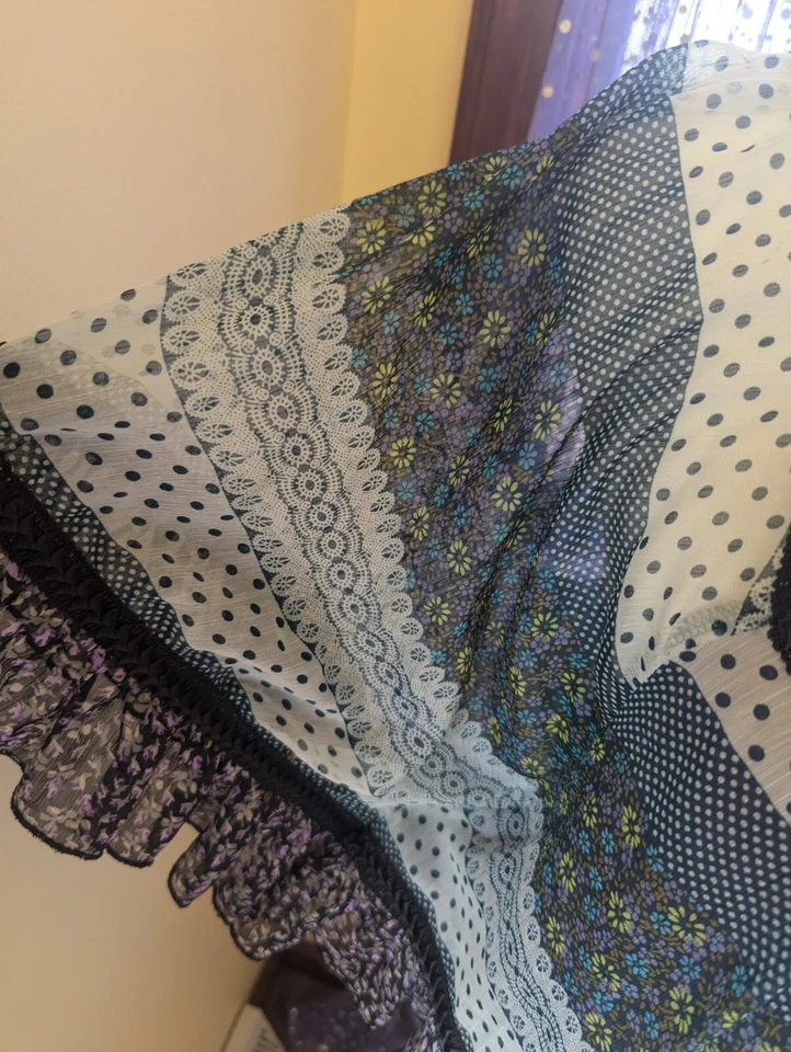 Poncho corto estilo hada con volantes talla S/M Lulumari Anthropologie Boho Pom Pom Crop Poncho Foto 4 de 4