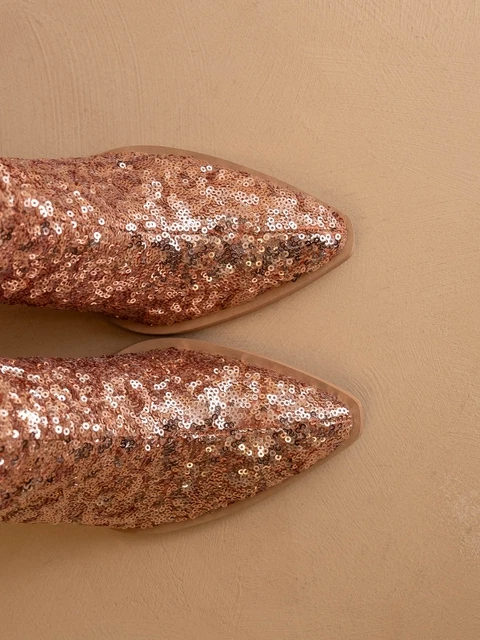 Botas de lentejuelas hasta la rodilla con tacón piramidal - Oasis Society Foto 3 de 4