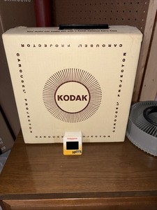 Vintage Kodak Carousel 800 Slide Projector With Photos And One Slide Tray.
