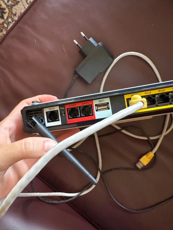 router wifi telecom impresa semplice. Bianco. Con cavi.  - Immagine 2 di 4